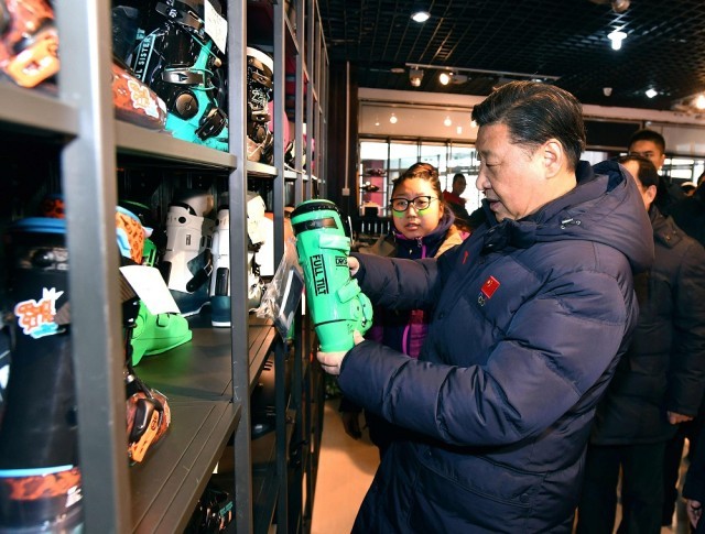 2017年1月23日,习近平总书记在河北省张家口市云顶滑雪场雪具大厅了解各式雪具的不同功用。