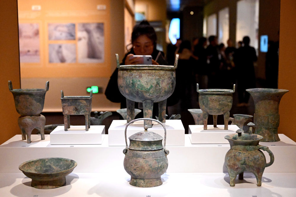 2月26日,参观者在河南安阳殷墟博物馆新馆内拍摄展品。