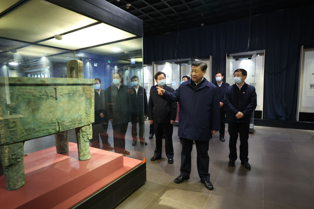 2022年10月28日下午,习近平在安阳市殷墟博物馆考察。新华社记者 鞠鹏 摄