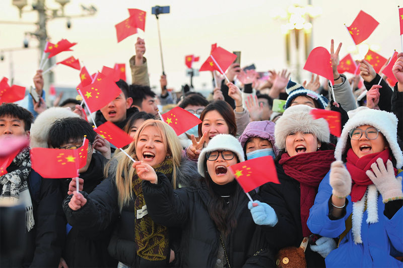 北京天安门广场举行隆重的升国旗仪式。图为观众在升旗仪式结束后欢呼（2024年1月1日摄）陈钟昊摄/本刊