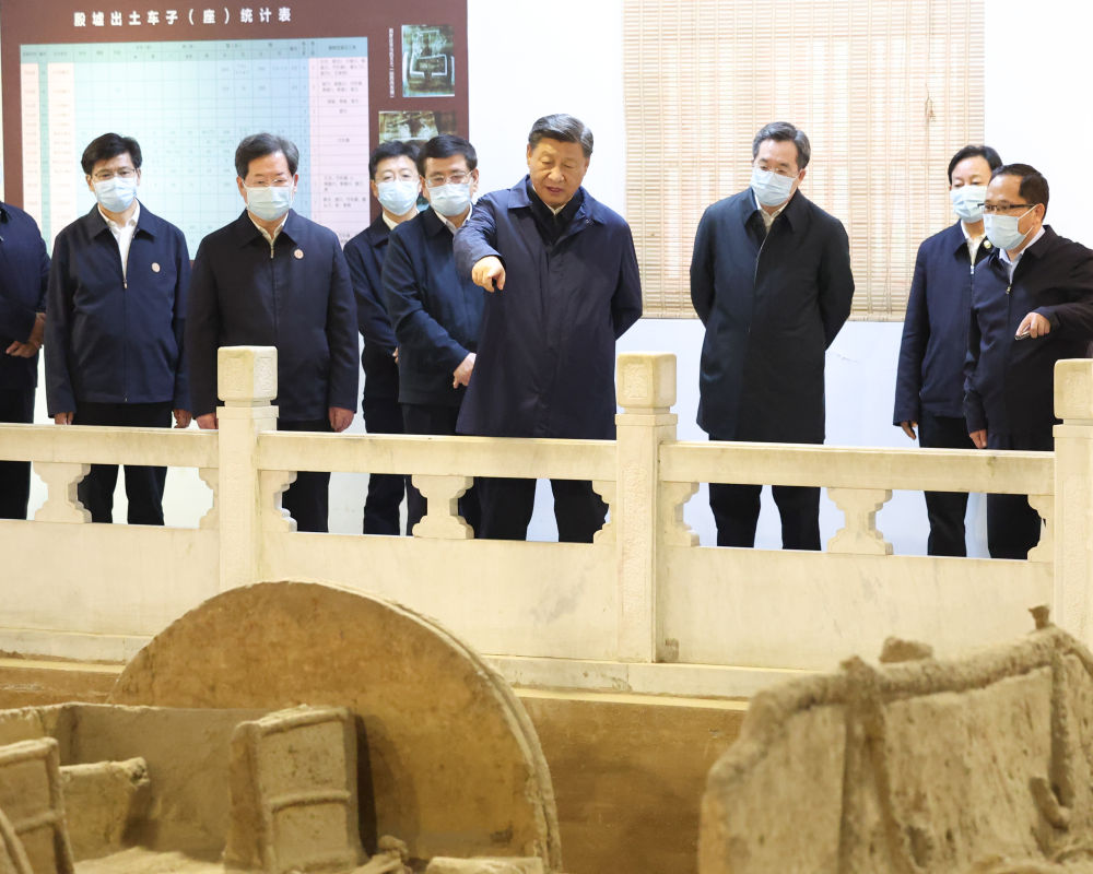 2022年10月28日下午,习近平在安阳市殷墟遗址考察。新华社记者 丁林 摄